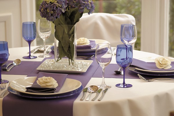 Here we mix Snowball with Summer Lavinder to create a classy subtle table setting